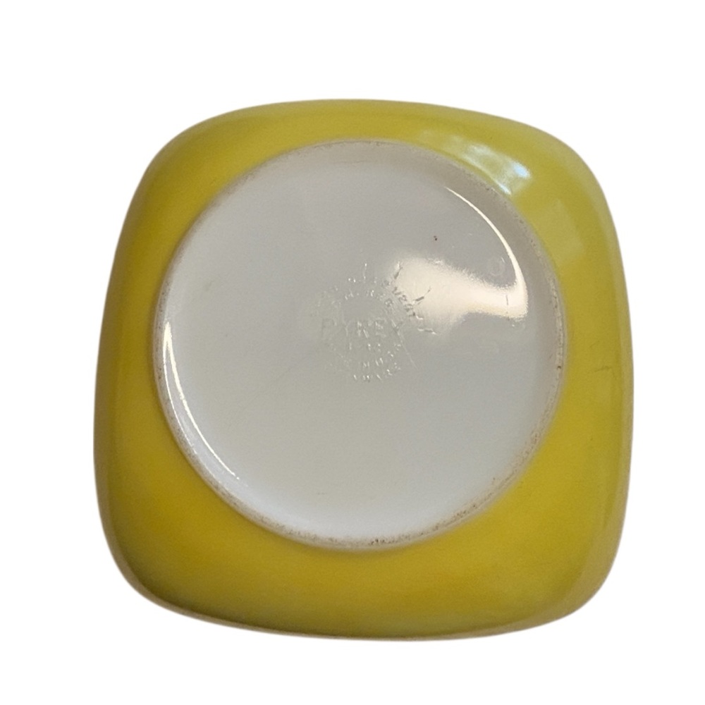 Pyrex 525B-025 Primary Yellow 2 1/2 Qt Square Hostess Ovenware Bowl - Picture 3 of 7